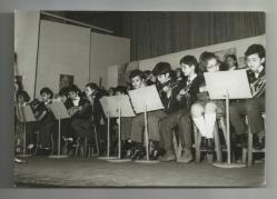 MÜZİSYEN İLKOKUL TALEBELERİ İKİ ADET SB FOTOĞRAF...