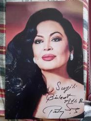 TÜRKAN ŞORAY'IN BÜYÜK BOY TIPKI BASIM FOTOĞRAFI - 29 x 20 cm EBADINDA - FOTOĞRAF KAĞIDINA BASKI, BASKI İMZALI