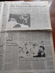 Cumhuriyet Gazetesi - 12 Mayıs 1992 -  Bosna Hersek Cehenneminden Firarın Öyküsü -Beşiktaş Üst Üste 3. Kez Şampiyon - Kakava Şenliğinde Hüznün Adı Yok - Efes Pilsen Şampiyon - Ermenistan Karabağ'ı Yuttu - Firmaların Müzik Aşkı - Pepsi Michael Jackson'ı Getiriyor - Ege Seramik Pavarotti'yi Getiriyor - Batık Kredi 1 Trilyon - Emlakbank'ı Soymuşlar - Bakan Köksal Toptan Koalisyona Ters Düştü - Karpov Kasparov'u Ben Yenerim