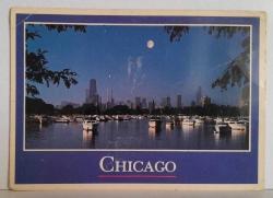 ŞEHİR KARTPOSTALI-ABD/CHICAGO GECE ŞEHİR GÖRÜNTÜSÜ,ARKASINA YAZILMIŞ, RENKLİ, 12 X 16 CM EBADINDA - 1950'LER, 1960'LAR, 1970'LER, 1980'LER