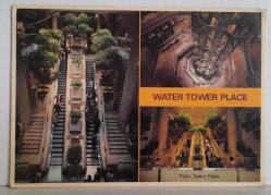 ŞEHİR KARTPOSTALI-ABD/CHICAGO SU KULESİ PLACE İÇERİSİNİN GÖRÜNTÜSÜ,ARKASINA YAZILMIŞ,PULLU, RENKLİ, 12 X 16 CM EBADINDA - 1950'LER, 1960'LAR, 1970'LER, 1980'LER