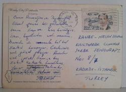 ŞEHİR KARTPOSTALI-ABD/CHICAGO SU KULESİ PLACE İÇERİSİNİN GÖRÜNTÜSÜ,ARKASINA YAZILMIŞ,PULLU, RENKLİ, 12 X 16 CM EBADINDA - 1950'LER, 1960'LAR, 1970'LER, 1980'LER