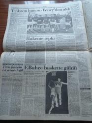 Cumhuriyet Gazetesi - 7 Ekim 1990 - Bahriye Üçok Öldürüldü - Bahriye Üçok'a Bombalı Paket - Erdal İnönü İktidar Görevini Yapsın - Muammer Aksoy Çetin Emeç Turan Dursun'dan Sonra Türbana Karşı Tavrı İle Tanınan Bahriye Üçok'da Suikast Sonucu Öldürüldü - Yeşilçam Jönü Kenan Pars Artık Gazete Bayii - Madenci Dullarını Kapma Savaşı - Trabzonspor Hıncını Fenerbahçe'den Çıkardı