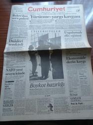 Cumhuriyet Gazetesi - 6 Kasım 1990 - Türkiye Futbol Federasyonu Başkanı Şenes Erzik Naklen Yayın Tehlikeli Oyuncak - ABD Dışişleri Bakanı James Baker'dan Soru Paketi - Ekonomide Derin Kaygı - Başbakan Yıldırım Akbulut Yekta Güngör Özden'in Türban Davalarından Reddini İsteyeceklerini Açıkladı - Üniversitelerde YÖK'e Boykot Hazırlığı - Uygulamalı Din Eğitimi