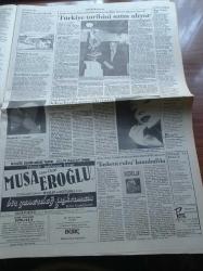 Cumhuriyet Gazetesi - 6 Kasım 1990 - Türkiye Futbol Federasyonu Başkanı Şenes Erzik Naklen Yayın Tehlikeli Oyuncak - ABD Dışişleri Bakanı James Baker'dan Soru Paketi - Ekonomide Derin Kaygı - Başbakan Yıldırım Akbulut Yekta Güngör Özden'in Türban Davalarından Reddini İsteyeceklerini Açıkladı - Üniversitelerde YÖK'e Boykot Hazırlığı - Uygulamalı Din Eğitimi