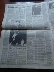 Cumhuriyet Gazetesi - 26 Şubat 1991 - Savaş'ta 41. Günü - Saddam Hüseyin'den Çekilme Emri - Kuveyt'e Kıskaç Operasyonu - Gorbaçov'dan Bush'a Vagri- Berlin Ayısı Kimi Sevecek - Başbakan Yıldırım Akbulut Turgut Özal'ı Eleştirdi -Hakemler Can Yaktı - Gordon Milne Diken Üstündeyiz - All Star'da Smaç Şov - Şike Davasına Yeni Tanık - Nejat Anıl Koşusu