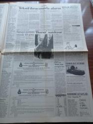 Cumhuriyet Gazetesi - 17 Nisan 1990 - Hande Mumcu MİT Bizi İzliyor - Galatasaray'a Alkışlı Protesto - Fenerbahçe Hidding İle Söz Kesti - Dünya Liselerarası Voleybol Şampiyonası - Sovyet Komünist Partisinin Yayın Organı Pravda Parti Elden Gidiyor - Mandela'ya Onur Konseri - Charlie Chaplin'in Yalnızca Yönettiği Tek Film Parisli Kadın - 50 Yıl Sonra Köy Enstitüleri - Ölüm Orucu - Marksist Solda Yeni Parti Sosyalistlerin Birlik Partisi - Hasan Fehmi Güneş