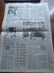 Cumhuriyet Gazetesi - 17 Nisan 1990 - Hande Mumcu MİT Bizi İzliyor - Galatasaray'a Alkışlı Protesto - Fenerbahçe Hidding İle Söz Kesti - Dünya Liselerarası Voleybol Şampiyonası - Sovyet Komünist Partisinin Yayın Organı Pravda Parti Elden Gidiyor - Mandela'ya Onur Konseri - Charlie Chaplin'in Yalnızca Yönettiği Tek Film Parisli Kadın - 50 Yıl Sonra Köy Enstitüleri - Ölüm Orucu - Marksist Solda Yeni Parti Sosyalistlerin Birlik Partisi - Hasan Fehmi Güneş