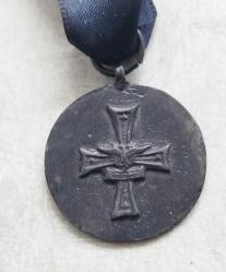 İKİNCİ DÜNYA SAVAŞI ALMANYA ASKERİ  MADALYA.  FOTOĞRAFTAKİ ÜRÜN GÖNDERİLECEKTİR.. İkinci baskıdır.