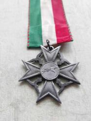 İKİNCİ DÜNYA SAVAŞI ALMANYA ASKERİ  MADALYA.  FOTOĞRAFTAKİ ÜRÜN GÖNDERİLECEKTİR.. İkinci baskıdır.