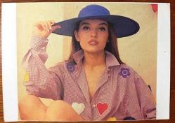 HEDİYE KARTPOSTALI, KARELİ GÖMLEK GİYMİŞ VE MAVİ ŞAPKA TAKMIŞ OLAN DEMET AKALIN'A BENZEYEN GENÇ KADIN, ARKASI YAZILMAMIŞ, RENKLİ, 15 X 10 CM EBADINDA - 1940'LAR, 1950'LER, 1960'LAR, 1970'LER 1980'LER