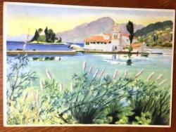 HEDİYE KARTPOSTALI, GÖL KARŞISINDA ÇİÇEKLER VE EVLER, MANZARA ÇİZİMİ, ARKASI YAZILI, RENKLİ, 13,5 X 10 CM EBADINDA - 1940'LAR, 1950'LER, 1960'LAR, 1970'LER 1980'LER