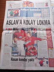 Hürriyet Gazetesi - 1 Aralık 2001 - Hükümet İle TOBB Reel Sektöre Destek Paketi Konusunda Anlaştı - 30 Kasım Kararları - Salkım Hanımın Taneleri Filminin Senaristi Etyen Mahçupyan - Yahudi Cemaati Sinagogda Çekim İzni Vermeyince Filmdeki Yahudileri Ermeni Yaptık - Taliban Lideri Molla Ömer Öldürülen Batılı Gazeteci Başına 50 Bin Dolar Ödül Koydu - Bir Beatles Daha Gitti - Başbakan Bülent Ecevit Anıtkabir'de Hazır Metni İmzaladı