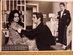 TÜRKAN ŞORAY'IN BÜYÜK BOY TIPKI BASIM FOTOĞRAFI - 29 x 20 cm EBADINDA - MURAT SOYDAN ve YUSUF SEZGİN İLE BİR FİLM SAHNESİNDE