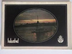 ŞEHİR KARTPOSTALI, ÜSKÜDAR KIZ KULESİ AKŞAM MANZARASI, İSTANBUL'DAN ESKİ BİR FOTOĞRAF, ARKASI YAZILMAMIŞ, RENKLİ, 10 X 15 CM EBADINDA - 1940'LAR, 1950'LER, 1960'LAR, 1970'LER 1980'LER