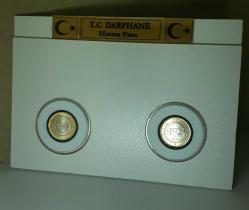 SAYIŞTAY VE TÜRKÇE OLİMPİYATLARI HATIRA PARA ÇİL AHŞAP STANDINDA / 1017