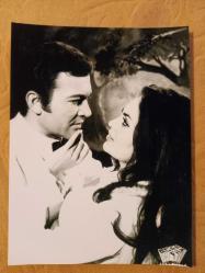 TÜRKAN ŞORAY'IN TIPKI BASIM FOTOĞRAFI - 20 x 15 cm EBADINDA - FOTOĞRAF KAĞIDINA BASKI, KARTAL TİBET İLE BİR FİLM SAHNESİNDE