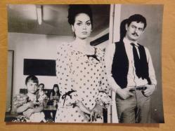 TÜRKAN ŞORAY'IN TIPKI BASIM FOTOĞRAFI - 20 x 15 cm EBADINDA - FOTOĞRAF KAĞIDINA BASKI, TANJU GÜRSU İLE BİR FİLM SAHNESİNDE