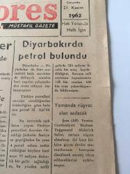 Şark ekspres Gazetesi  21 Kasım 1962 -  Karaköse-Ağrı yerel taşra basını-Vali Turgut Kılıçer  Doğu Bayazıt da incelemelerde  bulundu  -Diyarbakırda  petrol bulundu  Üniversite 3274 öğrenci alınacak Fezagemisinie çıkıldığı hissini veren bir bina  Yemende rüşvet alan asılacak  14  Afrikalı  İzmire geldi -Dünyanı en  Kuvvetli Mikroskobu  - Amerikan Nisan da 18  turluk  Feza  uçuşu tertip edecek -  Şiir  Köşesi  1963 yılında İsrail deki 1200 delege iştirak edecek  Özel teşebbüs bi kağıt fabrikası kuruluyor  -Atomla çalışan  radar istasyonu - İsrailde tuzlu suyu tatlılaştırma  falıyetleri gelişiyor - Türkiye ye yardımla ilgili  toplantı başlıyor