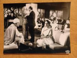 TÜRKAN ŞORAY'IN TIPKI BASIM FOTOĞRAFI - 20 x 15 cm EBADINDA - FOTOĞRAF KAĞIDINA BASKI, TANJU GÜRSU İLE BİR FİLM SAHNESİNDE