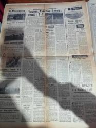 Milliyet Gazetesi - 15 Mart 1971 - Cumhurbaşkanı Cevdet Sunay Liderleriyle 25 Dakika Konuştu Ve Çarşambaya Kadar Görüşlerini İstedi - Silahlı Kuvvetler Alarmda - Komutanların Muhtırası Üzerine İstifa Eden Süleyman Demirel Adalet Partisi Genel Başkanı Olarak Toplantıya Katılmadı - Dünya Gazetesi Amerikan Konsolosluğu Ve Bankasına Bomba Atıldı - Genelkurmay Başkanı Orgeneral Memduh Tağmaç-  Büyük Fırtına Yarın Akşam Kopacak Ya Cemal Kamacı Ya Da Roque Avrupa Şampiyonu Olacak - Galatasaray Beşiktaş'tan Zor Kurtuldu - Cihat Arman - Can Bartu - Şükrü Gülesin