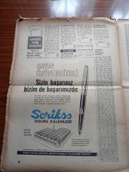 Milliyet Üniversite Gazetesi  60'lı Yıllar - Üniversite Giriş Sınavı Sonuçları Dün Açıklandı - Ankara Üniversitesine Girenler - Dil Tarih Coğrafya - Memleketimizin İlk Özel Yüksek Öğretim Muessesi İktisadi Ve Ticari İlimler Yüksek Okulu - İstanbul Kimya Mühendisliği Özel Yüksek Okulu - İlahiyat - Tıp - Ziraat- 3 Vitaminli Arı Mama - Falih Rıfkı Atay Pazar Konuşmaları - Dünya Gençliğinin Sesi Müzik Sevenlerin Neşesi 1966 Sahibinin Sesi Plaklarında