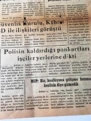 Merzifon Sesi- Günlük Siyasi Müstakil Gazetesi - AMASYA -MERZİFON  Taşra TEŞKİLATI -22 Ekim 1975 - Ecevit : Demirel Komünizm Tehlikesini  Şişirip  Sağ  Oyları Toplamak İstiyor  - İstanbul Üniversitesi  ' inde Ön  Kayıtlar  P,erşembe Akşamı Bitiyor - Milli Güvenlik Kurulu , Kıbrıs ve ABD  İle ilişkileri  Görüştü -  Polis Kaldırdığı  İşçileri   Yerlerine Dikti - MSP: Biz ,Koalısyon Gelişme Hızımızı  Kesilsin Diye  Girmedik - Minyeli Abdullah    Hayat  Romanı  - Yağışlı Havalarda Gezmek  Fayda  Sağlar mı? Vatandaş , Türk  Hava Kuvvetleri  Güçlenme Vakfına  Yardımlarınızı Esirgemeyin-   Saruhanlı '  da 70 Bin kişiyel  Doktor var -  Gaziantep Havaalanı 29 Ekİim de Açılacak - Hazırlıklar Biterse Ege Tütün Pİyasası  Erken  Açılacak -Şiir Köşesi -Kamacı : Farklı Puan , yada nakavtla yenilirsem  boksu bırakacam - Milli Takım  Bugün Sarıyer  ile Hazırlık maçı yapacak
