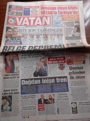 Vatan Gazetesi - 25 Ekim 2009 - Domuz Gribinde İlk Ölüm Ankara'da - Eren Talu Defne Samyeli Sadakatsiz Elimde Kanıtlar Var - Recep Tayyip Erdoğan Habur'da Yaşanan Tablodan Sonra Dağdan İnişe Fren Yaptı - Kadıköy'deki Fenerbahçe Galatasaray Maçı Öncesi Son Tahminler - İrtica Belgesinin Islak İmzalı Orijinalinin Ortaya Çıktığı İddiası Gündemi Sarstı