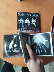 Hıncal Uluç sunumuyla * MODERN FOLK ÜÇLÜSÜ * BİZİM TEPE KONSERİ * KİTAPÇIK + 2 CD BİR ARADA * ADA MÜZİK