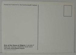 NİJERYA'DAN GELENEKSEL KIYAFET GİYMİŞ BİR KADIN KARTPOSTALI,ARKASINA YAZILMAMIŞ,RENKLİ, 11 X 15 CM EBADINDA
