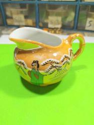 P77-----JAPONYA ÜRETİMİ GEYŞA KADIN RESİMLİ PORSELEN SÜTLÜK