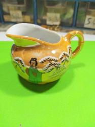 P77-----JAPONYA ÜRETİMİ GEYŞA KADIN RESİMLİ PORSELEN SÜTLÜK