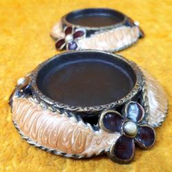 VINTAGE EL YAPIMI MİNELİ ÇİÇEKLER DEKORLU BİR ÇİFT PİRİNÇ  MUMLUK