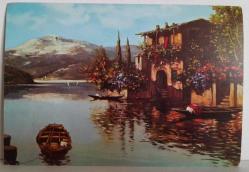 ARKADA KARLI DAĞLAR GÖL VE ÇİÇEKLERLE SÜSLENMİŞ ESKİ EV RESMİ KARTPOSTALI,ARKASINA YAZILMIŞ,RENKLİ, 12 X 16 CM EBADINDA