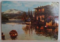 ÇİÇEKLER İÇİNDE ESKİ TAŞ EV VE GÖL RESMİ KARTPOSTALI,ARKASINA YAZILMIŞ,RENKLİ, 11 X 15 CM EBADINDA