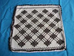 ETAMİN ÜZERİNE KANAVİÇE İŞLEMELİ - AHŞAP KASA RADYO ÖRTÜSÜ