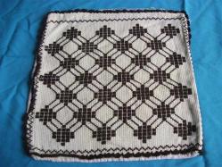 ETAMİN ÜZERİNE KANAVİÇE İŞLEMELİ - AHŞAP KASA RADYO ÖRTÜSÜ