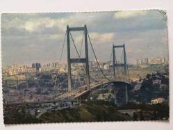 ŞEHİR KARTPOSTALI, İSTANBUL BOĞAZ KÖPRÜSÜNÜN ESKİ BİR FOTOĞRAFI, ARKASI YAZILI, RENKLİ, 10 X 15 CM EBADINDA - 1940'LAR, 1950'LER, 1960'LAR, 1970'LER 1980'LER