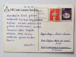 HEDİYE KARTPOSTALI, GÖLDE YÜZEN BİR ÇİFT KUĞU, MASUMİYETİN VE DUYGUSALLIĞIN SİMGESİ KUŞLAR, ARKASI YAZILI VE ÇİFT PULLU (1978 YILINDA YAZILMIŞ BİR MEKTUP), RENKLİ, 10 X 15 CM EBADINDA - 1940'LAR, 1950'LER, 1960'LAR, 1970'LER 1980'LER