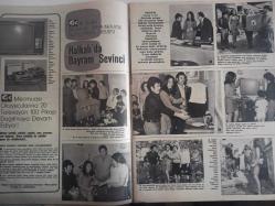 Ses Haftalık Aktüalite Sinema Tiyatro Müzik ve Gençlik Mecmuası Dergisi - 6 Mayıs 1972 - Sayı:19 - Tanju Gürsu - Meral Taygun - Turan Kutluöz - Fatma Belgen - Orhan Gencebay - İsmet Nedim - Vatandaş Bekir - Şefik Döğen - Hilmi Kurt - Filiz Akın - Fatma Girik - Zeki Müren - Yapı ve Kredi Bankası Reklamı - Victoria Rodrigo - Sevim Tuna - Müjdat Gezen - Ahmet Özhan - Nebahat Çehre - Tunç Oral - Selma Güneri - Tamer Yiğit - Topol - Ediz Hun - Süheyla Yüksel - Nurgün Göbedereoğlu - Zühal Aktan - Tanju Korel - Jerry Lewis - Hülya Koçyiğit - Brenda Vaccaro - Kirk Douglas - Brenda Vaccaro - Selpak Mendil Reklamı - Sadri Alışık - Çolpan İlhan - Kadir İnanir - Kartal Tibet - Murat Soydan - Nilsson - Ray Charles - Vog Külotlu Çorap Reklamı - TOFAŞ Araba Reklamı - Tam Takım Dergi