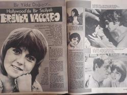 Ses Haftalık Aktüalite Sinema Tiyatro Müzik ve Gençlik Mecmuası Dergisi - 6 Mayıs 1972 - Sayı:19 - Tanju Gürsu - Meral Taygun - Turan Kutluöz - Fatma Belgen - Orhan Gencebay - İsmet Nedim - Vatandaş Bekir - Şefik Döğen - Hilmi Kurt - Filiz Akın - Fatma Girik - Zeki Müren - Yapı ve Kredi Bankası Reklamı - Victoria Rodrigo - Sevim Tuna - Müjdat Gezen - Ahmet Özhan - Nebahat Çehre - Tunç Oral - Selma Güneri - Tamer Yiğit - Topol - Ediz Hun - Süheyla Yüksel - Nurgün Göbedereoğlu - Zühal Aktan - Tanju Korel - Jerry Lewis - Hülya Koçyiğit - Brenda Vaccaro - Kirk Douglas - Brenda Vaccaro - Selpak Mendil Reklamı - Sadri Alışık - Çolpan İlhan - Kadir İnanir - Kartal Tibet - Murat Soydan - Nilsson - Ray Charles - Vog Külotlu Çorap Reklamı - TOFAŞ Araba Reklamı - Tam Takım Dergi