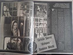 Ses Haftalık Aktüalite Sinema Tiyatro Müzik ve Gençlik Mecmuası Dergisi - 19 Mayıs 1973 - Sayı:21 - Serdar Gökhan - Fatma Belgen - Füsun Önal - Bora Ayanoğlu - Mine Koşan - Ülkü Erakalın - Ahmet Özhan - Temel Gürsu - Hale Soygazi - Berç Kürkçüyan - Esin Engin - Türkan Şoray - Murat Soydan - Muazzez Arçay - Gazanfer Özcan - Nilüfer - Yasemin - Akın Tekstil Reklamı - Emel Sayın - Murat Soydan - Zaliha - Nurhan Damcıoğlu - Cahit Tanman - Cahit Tanman - Meryem Ana - Sevda Ferdağ - Rod Taylor - Mary Hilem - Orhan Gencebay - Hale Soygazi - İzzet Günay - Cutex Ruj Reklamı - Fatma Belgen - Serdar Gökhan - Adnan Veli - Umur Bugay - Oktay Arayıcı - Ülkü Tamer - Sadık Şendil - Kardemir Konduk - Cengiz Gündoğdu - Ferhan Şensoy - Zeki Alasya - Haldun Taner - Rupen Özer - Zeki Alasya - Kemal Sunal - Ayşen Gruda - Metin Akpınar - Ahmet Gülhan - Bilge Şen - Nevin Larçinoğlu - Ediz Hun - Tam Takım Dergi