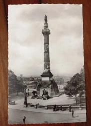 ŞEHİR KARTPOSTALI, BELÇİKA BRÜKSEL MEYDANINDAKİ ANAYASAL ANIT SÜTUNU, ARKASI YAZILI, SİYAH BEYAZ, 9 X 14 CM EBADINDA - 1940'LAR, 1950'LER, 1960'LAR, 1970'LER 1980'LER
