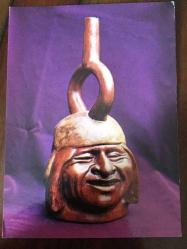 HEDİYE KARTPOSTALI, MOCHICA UYGARLIĞI GÜLEN ADAM TEMALI TARİHİ VAZO, ARKASI YAZILI, RENKLİ, 11 X 15 CM EBADINDA - 1940'LAR, 1950'LER, 1960'LAR, 1970'LER 1980'LER