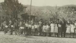 KÖY OKULU BAYRAM KUTLAMASI TEMALI ESKİ FOTOĞRAF...