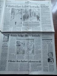 Cumhuriyet Gazetesi - 4 Nisan 2002 - Cumhurbaşkanı Ahmet Necdet Sezer Avrupa Birliği Tek Seçenek Değil - İsrail Ordusu Filistin'de İşgale Devam Ediyor - Barış Gönüllülerine Bomba - AKP'de Restleşme Henüz Parti Olamadık - Türkiye Kupası Kocaelispor'un - Tüyap 7. İzmir Kitap Fuarı - İran'la Cemil Bayık Sorunu - Hollandalı Heyet PKK İçin Kanıt Gerekli - Kuzey Irak'ta PKK Yeni Parti Kurdu