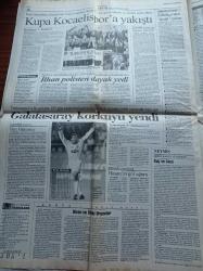Cumhuriyet Gazetesi - 4 Nisan 2002 - Cumhurbaşkanı Ahmet Necdet Sezer Avrupa Birliği Tek Seçenek Değil - İsrail Ordusu Filistin'de İşgale Devam Ediyor - Barış Gönüllülerine Bomba - AKP'de Restleşme Henüz Parti Olamadık - Türkiye Kupası Kocaelispor'un - Tüyap 7. İzmir Kitap Fuarı - İran'la Cemil Bayık Sorunu - Hollandalı Heyet PKK İçin Kanıt Gerekli - Kuzey Irak'ta PKK Yeni Parti Kurdu