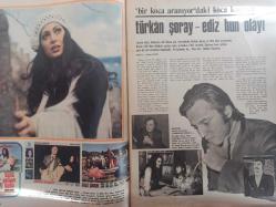 Ses Haftalık Aktüalite Sinema Tiyatro Müzik ve Gençlik Mecmuası Dergisi - 8 Mart 1975 - Sayı:10 - Türkan Şoray - Ali Rıza Binboğa - Cici Kızlar - Ediz Hun - Semiha Yankı - Kemal Ebcioğlu - Yaşar Kekeva - Atilla Kurtbaş - Muazzez Abacı - Fatma Girik - Türkan Şoray - Tarık Akan - Hülya Koçyiğit - Zeki Alasya - Metin Akpınar - Kartal Tibet - Ediz Hun - Necla Nazır - Hale Soygazi - Anne Marie David - Neşe Karaböcek - Müjdat Gezen - Penaten Çocuk Kremi Reklamı - Jack Nicholson - Faye Dunaway - Valerie Perrine - Lenny Bruca - Nilüfer - Füsun Önal - Hıfzı Topuz - Cihan Ünal - David Jansshen - Yılmaz Dağdeviren - Konfor Yatak Reklamı - Adnan Şenses - Ahmet Özhan - Hülya Darcan - Tanju Korel - Mahmut Hekimoğlu - Meral Zeren - Angela Luce - Rosanna Fratello - Valentina Greco - Taner Şener - Tarık Akan - Necla Nazır - Gönül Akkor - Esin Engin - Tina Turner - Füsun Önal - Demis Roussos - Mine Koşan - OMO Deterjan Reklamı - TOFAŞ Araba Reklamı - Tam Takım Dergi