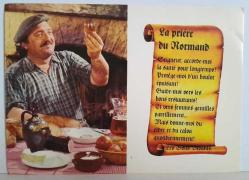 BİR YEMEK MASASINDAN ERKEK GÖRÜNTÜSÜ VE ÖNÜNDE NORMAN'IN DUASI YAZAN FRANSIZ KARTPOSTALI,ARKASINA YAZILMIŞ,RENKLİ, 11 X 15 CM EBADINDA