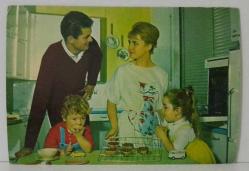 AİLE TEMALI KARTPOSTALI,ARKASINA YAZILMAMIŞ,RENKLİ, 11 X 15 CM EBADINDA